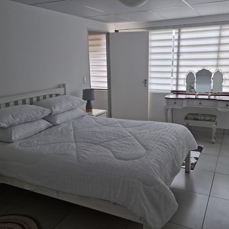 12 On Vaal Drive Guesthouse Vanderbijlpark Exteriér fotografie