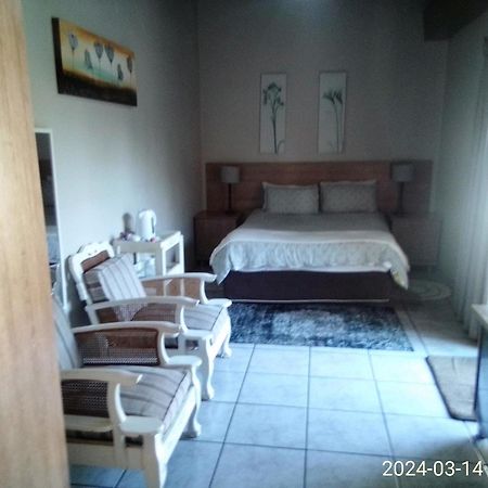 12 On Vaal Drive Guesthouse Vanderbijlpark Exteriér fotografie