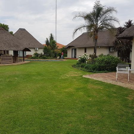 12 On Vaal Drive Guesthouse Vanderbijlpark Exteriér fotografie