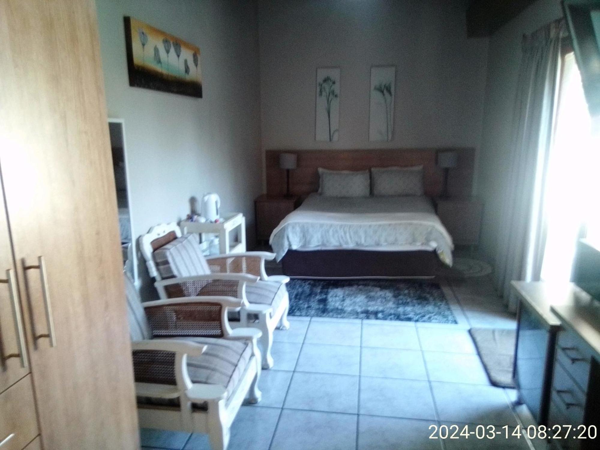 12 On Vaal Drive Guesthouse Vanderbijlpark Exteriér fotografie