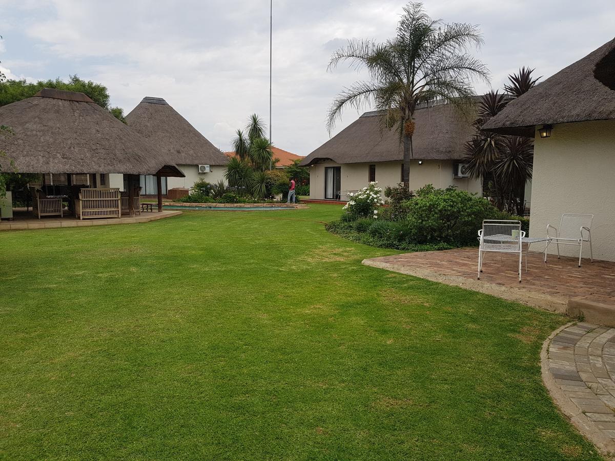 12 On Vaal Drive Guesthouse Vanderbijlpark Exteriér fotografie