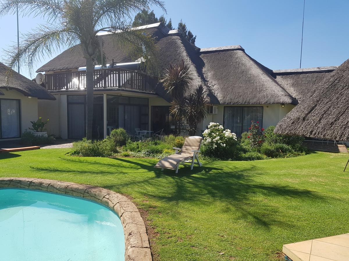 12 On Vaal Drive Guesthouse Vanderbijlpark Exteriér fotografie
