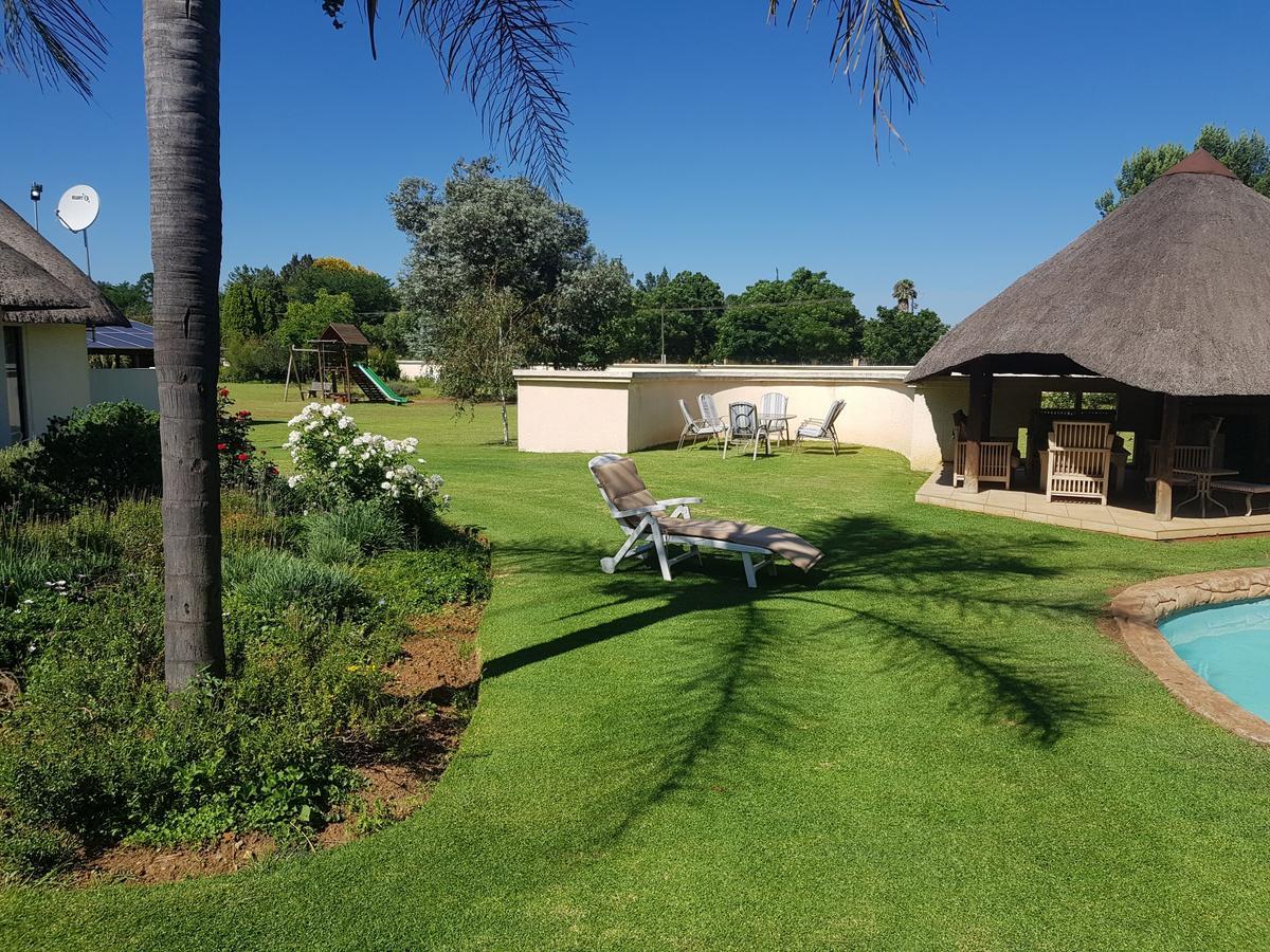 12 On Vaal Drive Guesthouse Vanderbijlpark Exteriér fotografie