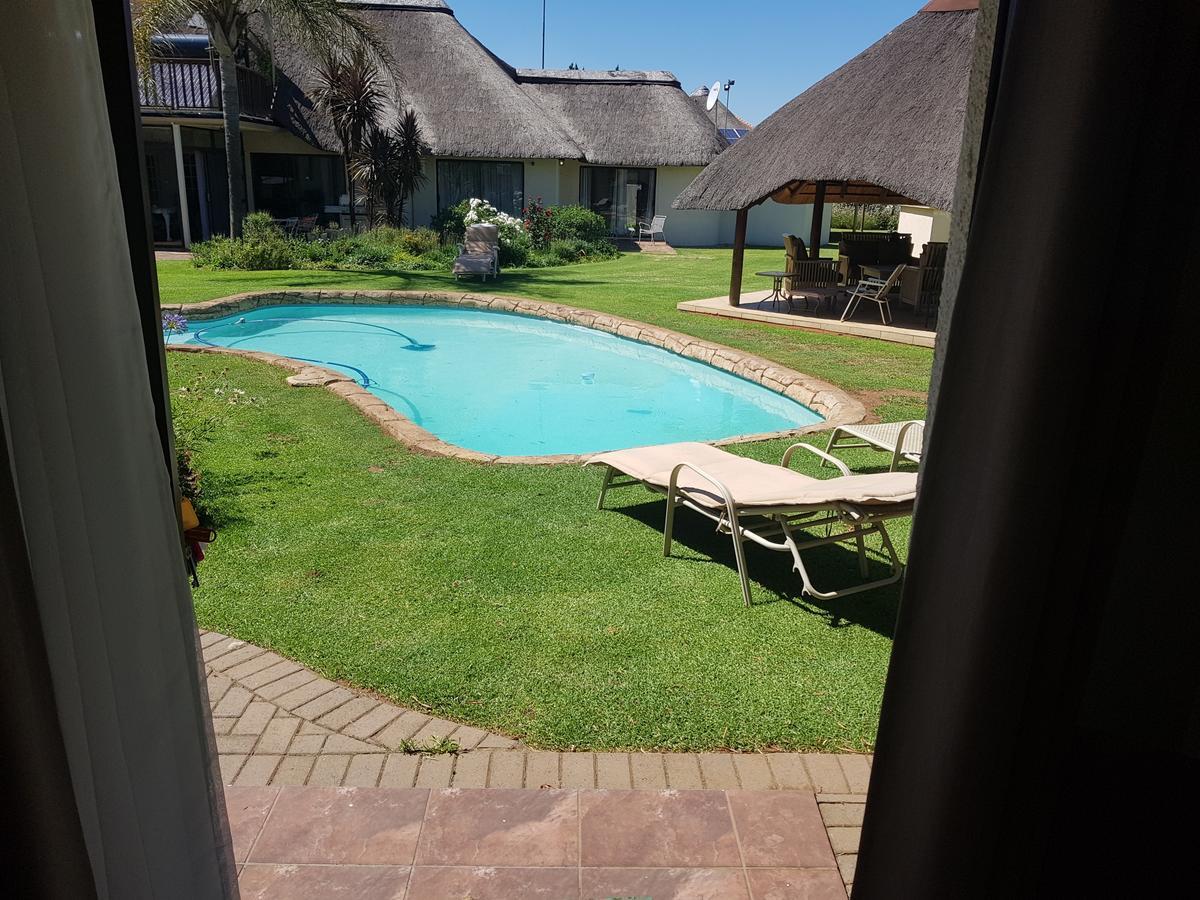12 On Vaal Drive Guesthouse Vanderbijlpark Exteriér fotografie