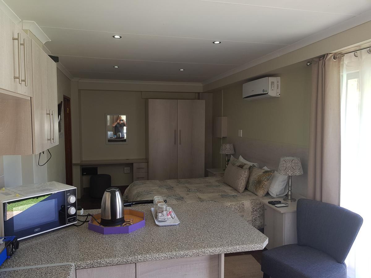 12 On Vaal Drive Guesthouse Vanderbijlpark Exteriér fotografie