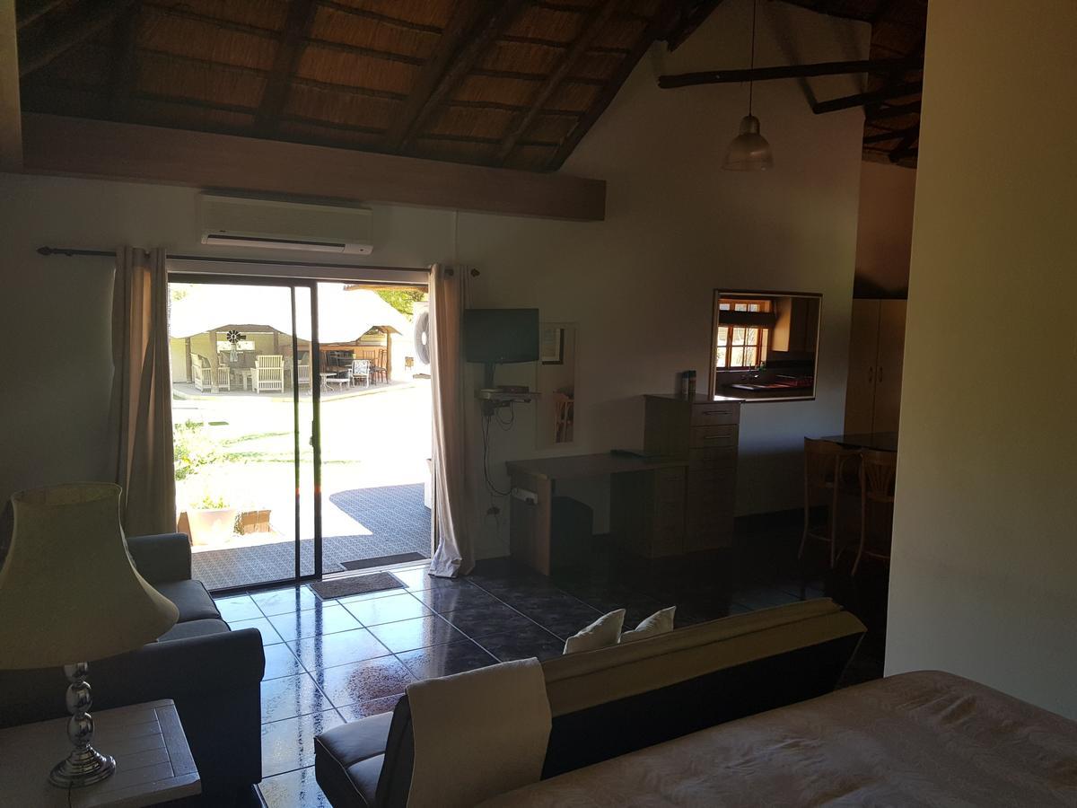 12 On Vaal Drive Guesthouse Vanderbijlpark Exteriér fotografie
