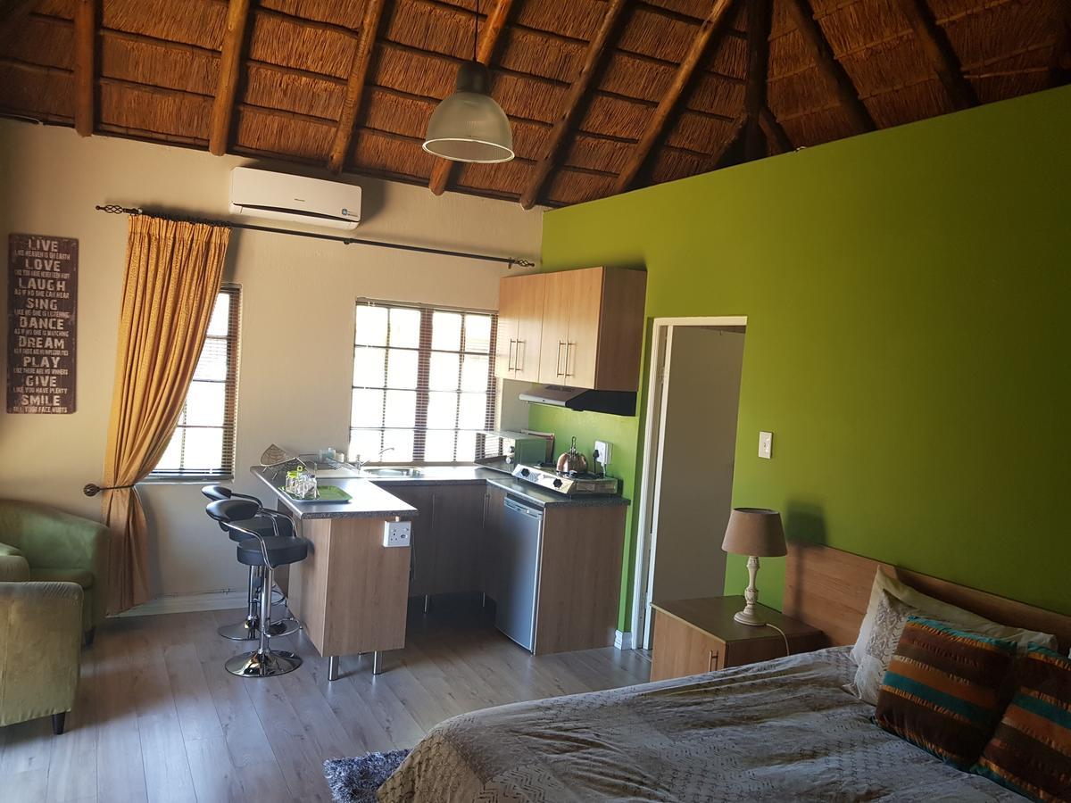 12 On Vaal Drive Guesthouse Vanderbijlpark Exteriér fotografie