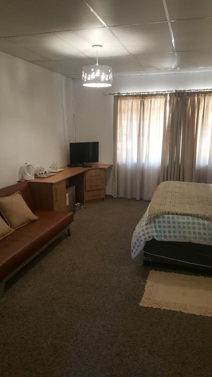 12 On Vaal Drive Guesthouse Vanderbijlpark Exteriér fotografie