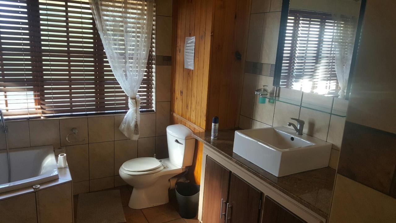 12 On Vaal Drive Guesthouse Vanderbijlpark Exteriér fotografie