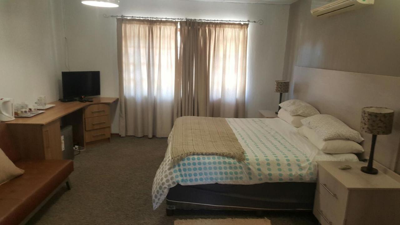 12 On Vaal Drive Guesthouse Vanderbijlpark Exteriér fotografie