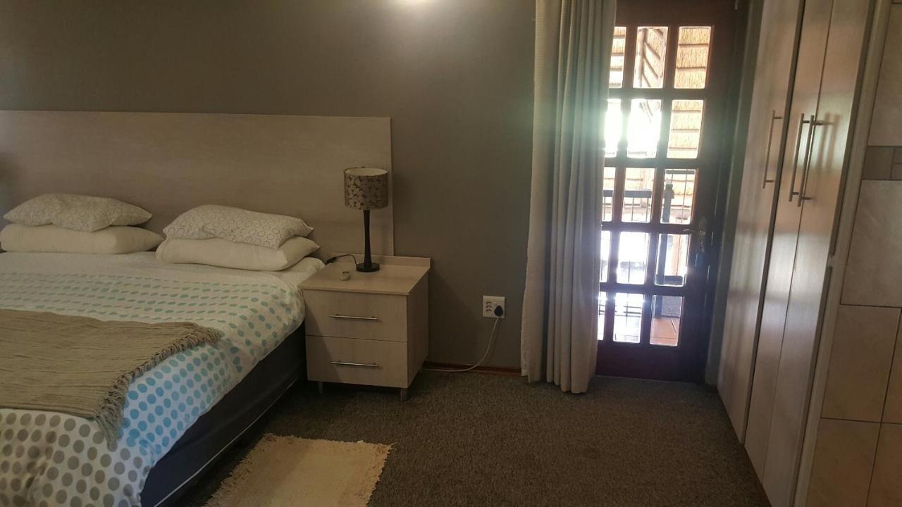 12 On Vaal Drive Guesthouse Vanderbijlpark Exteriér fotografie