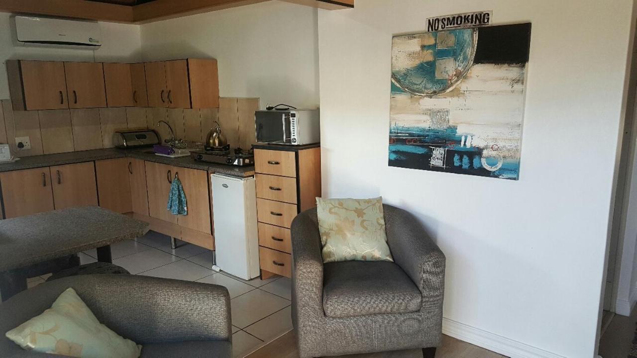12 On Vaal Drive Guesthouse Vanderbijlpark Exteriér fotografie