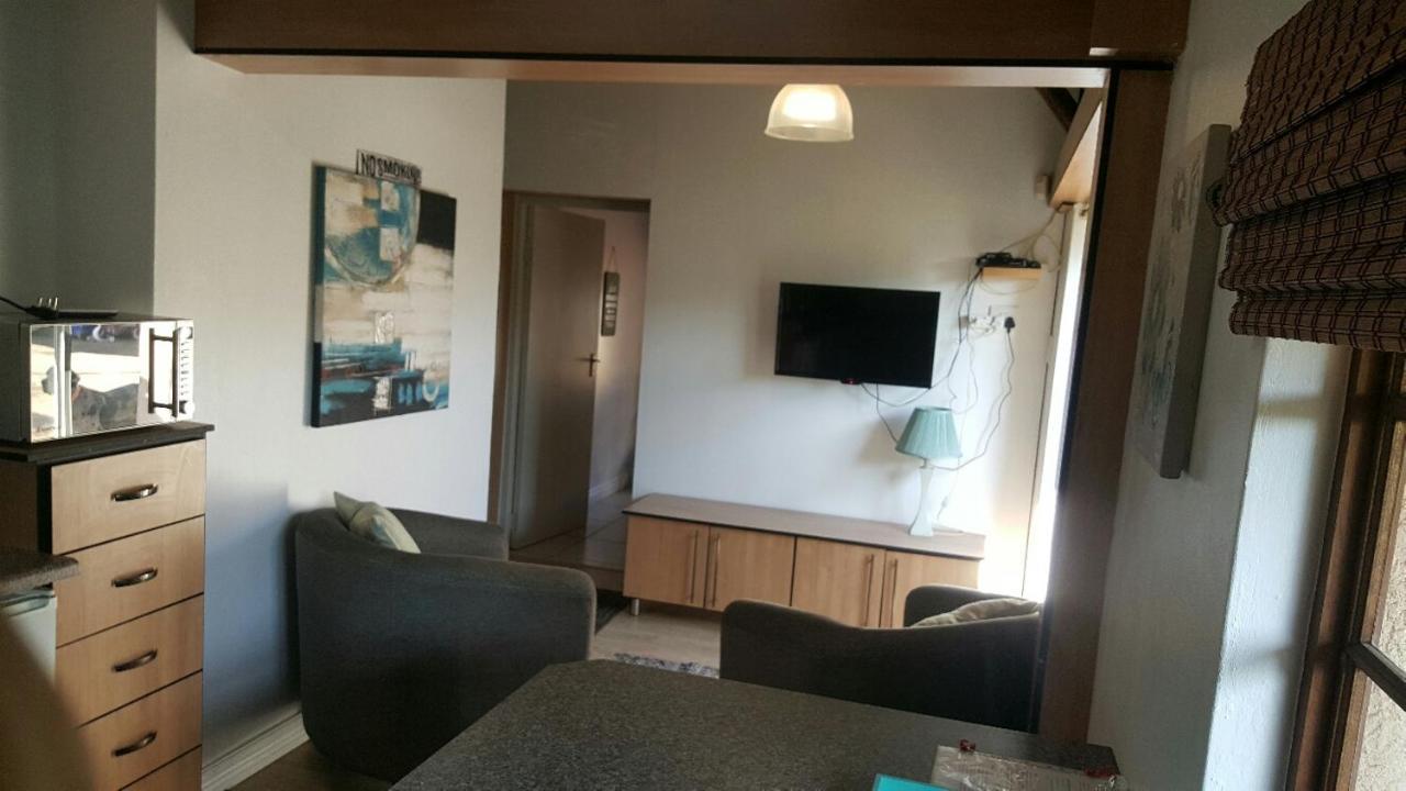 12 On Vaal Drive Guesthouse Vanderbijlpark Exteriér fotografie