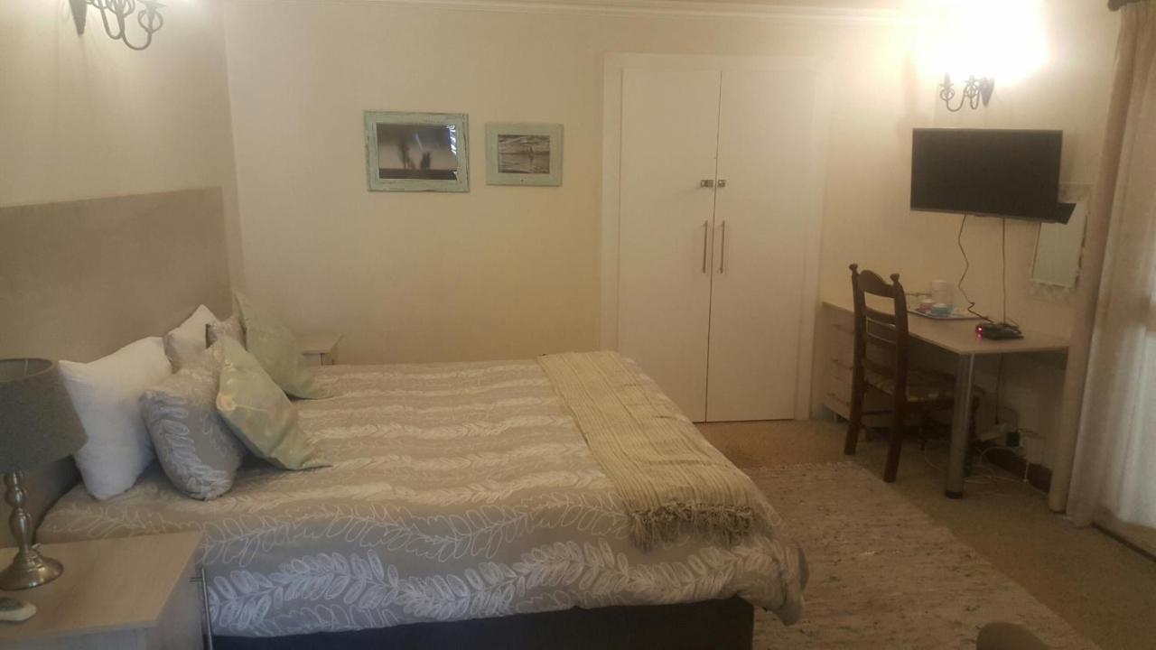 12 On Vaal Drive Guesthouse Vanderbijlpark Exteriér fotografie
