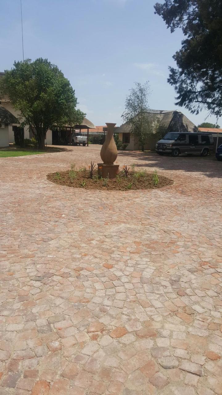 12 On Vaal Drive Guesthouse Vanderbijlpark Exteriér fotografie